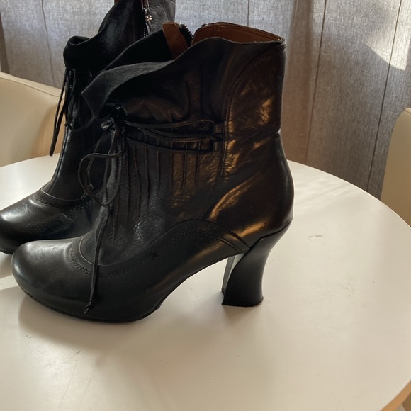 Earthie boots. Size 9.5 leather - Picture 3 of 5